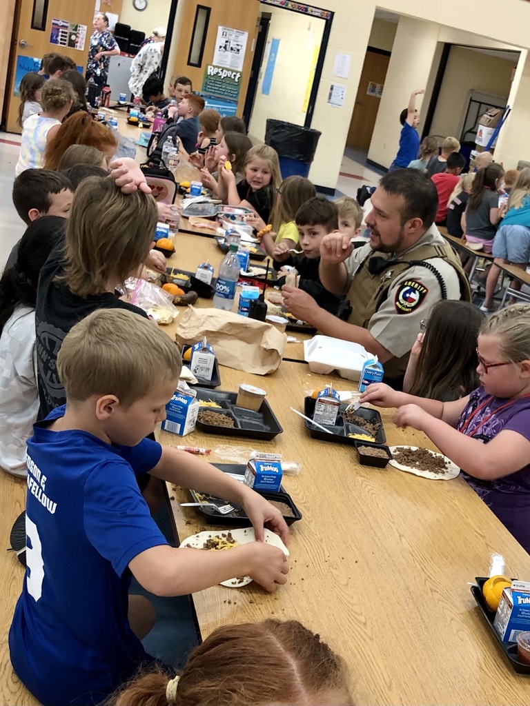 Deputy Atkinson enjoying lunch with elementary students
